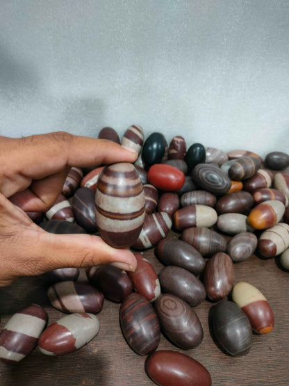 Janeyudhari narmdeswar shivling thumb sije 2 inch anguthe ka sije home pooja - Narmada Narmadeshwar shivling