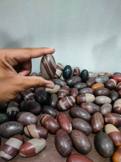 Janeyudhari narmdeswar shivling thumb sije 2 inch anguthe ka sije home pooja - Narmada Narmadeshwar shivling